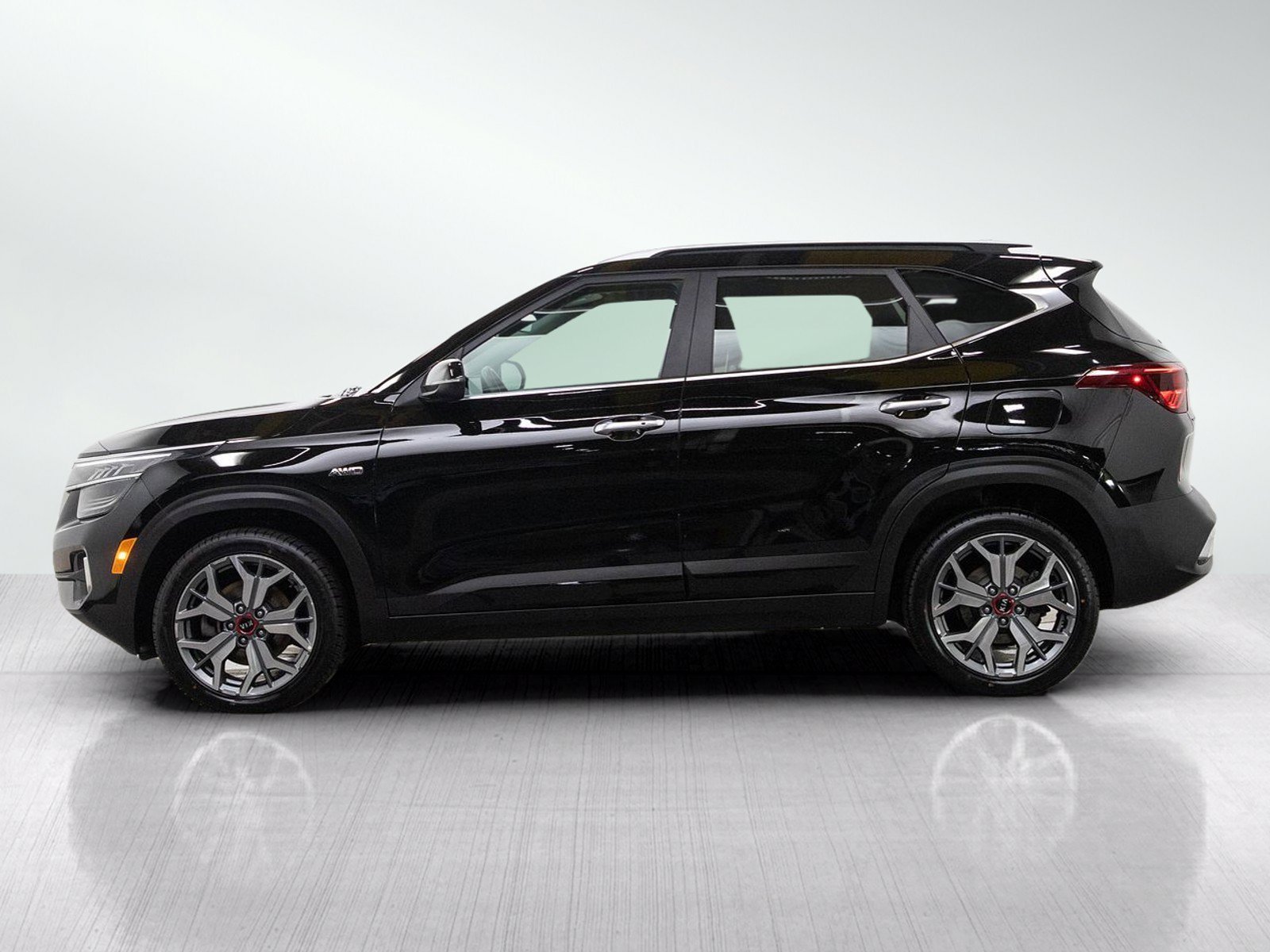 Used 2021 Kia Seltos SX with VIN KNDETCA28M7186513 for sale in Burnsville, Minnesota