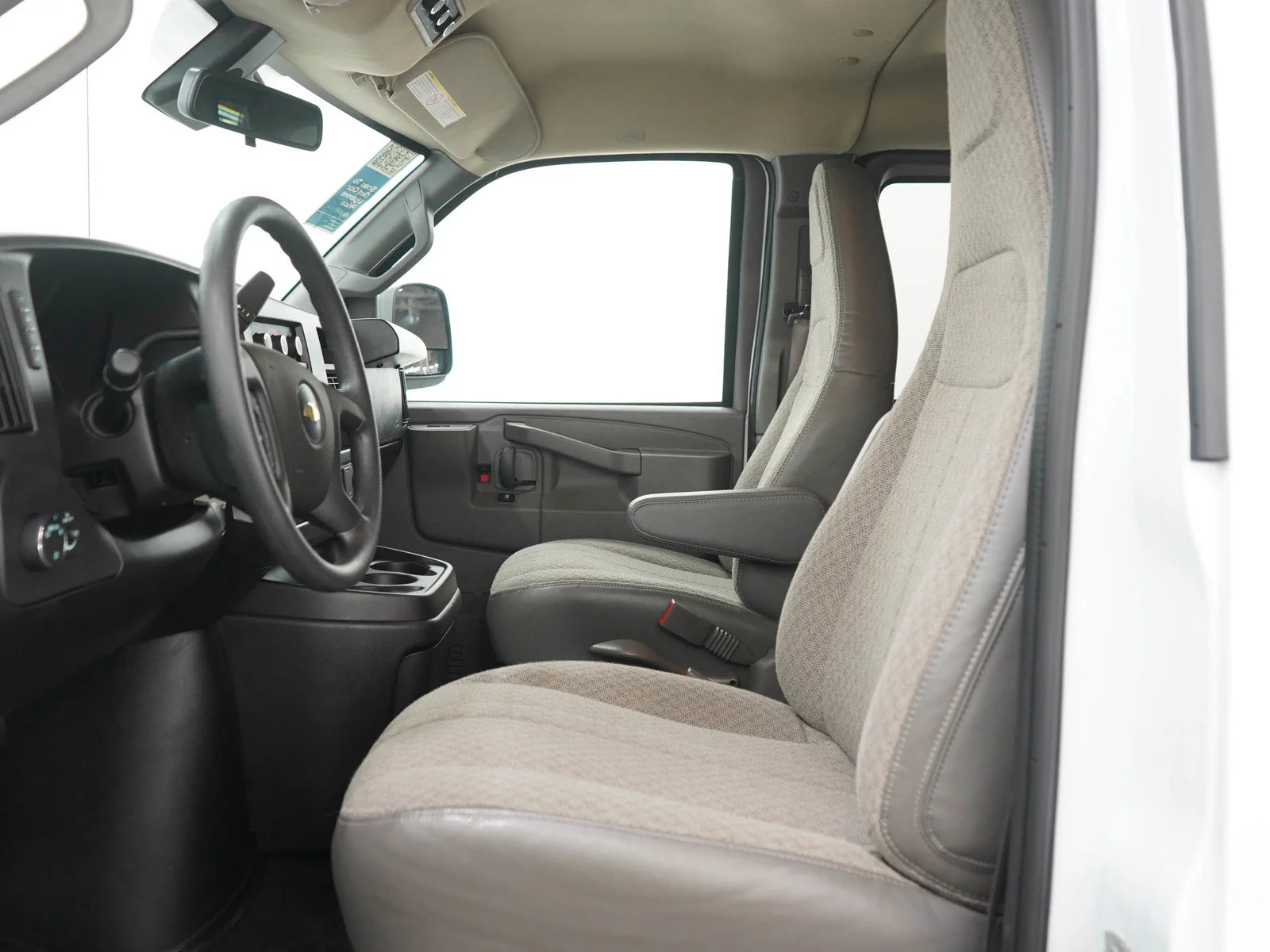 Used 2025 Summit White Chevrolet LT image 17