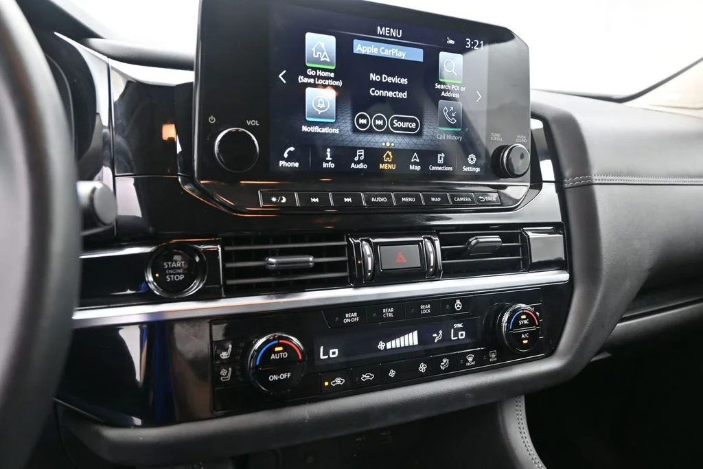 Used 2025 White Nissan Platinum image 24