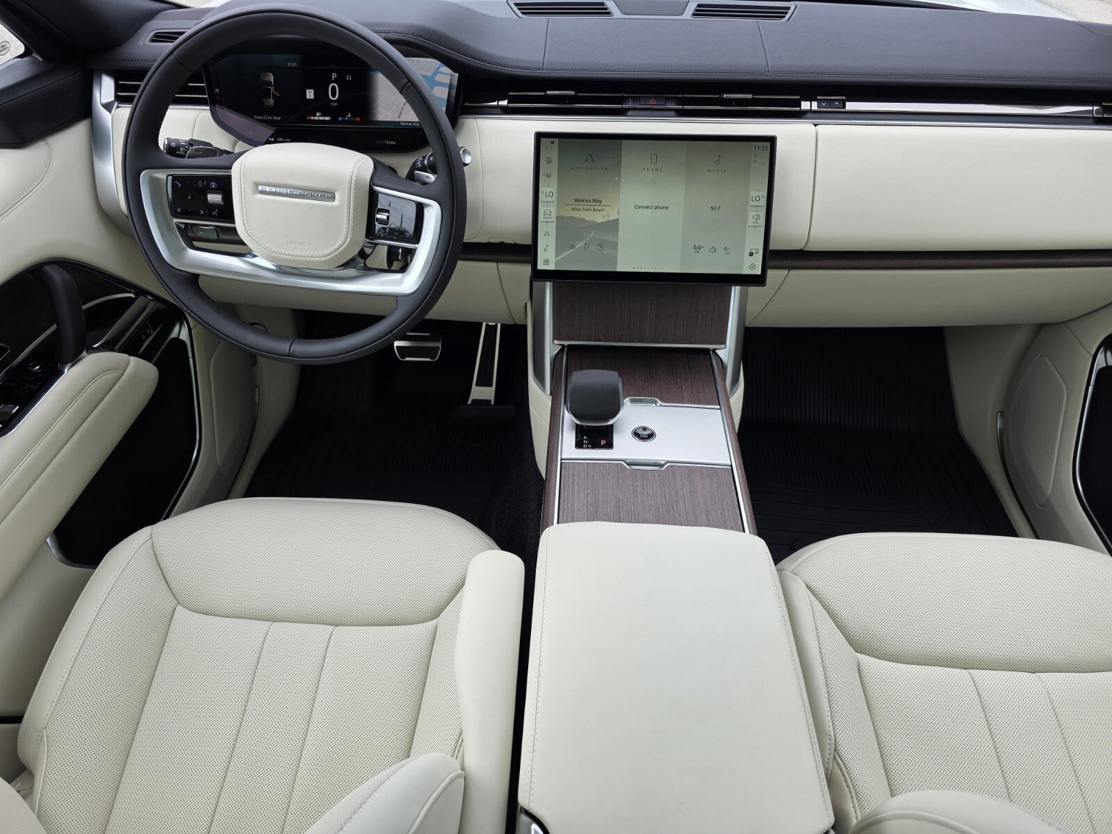 New 2026 Fuji White Land Rover P400 SE image 4