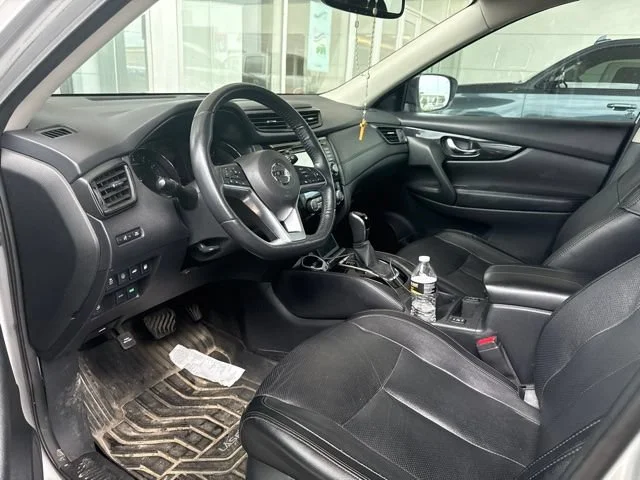Used 2018 Silver Nissan SL image 5