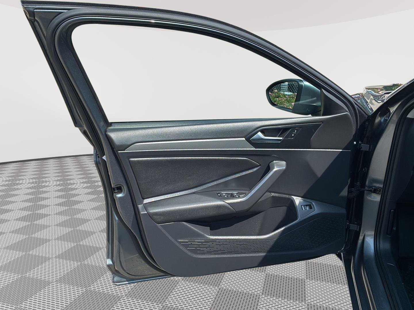Used 2019 Platinum Gray Metallic Volkswagen SE image 31