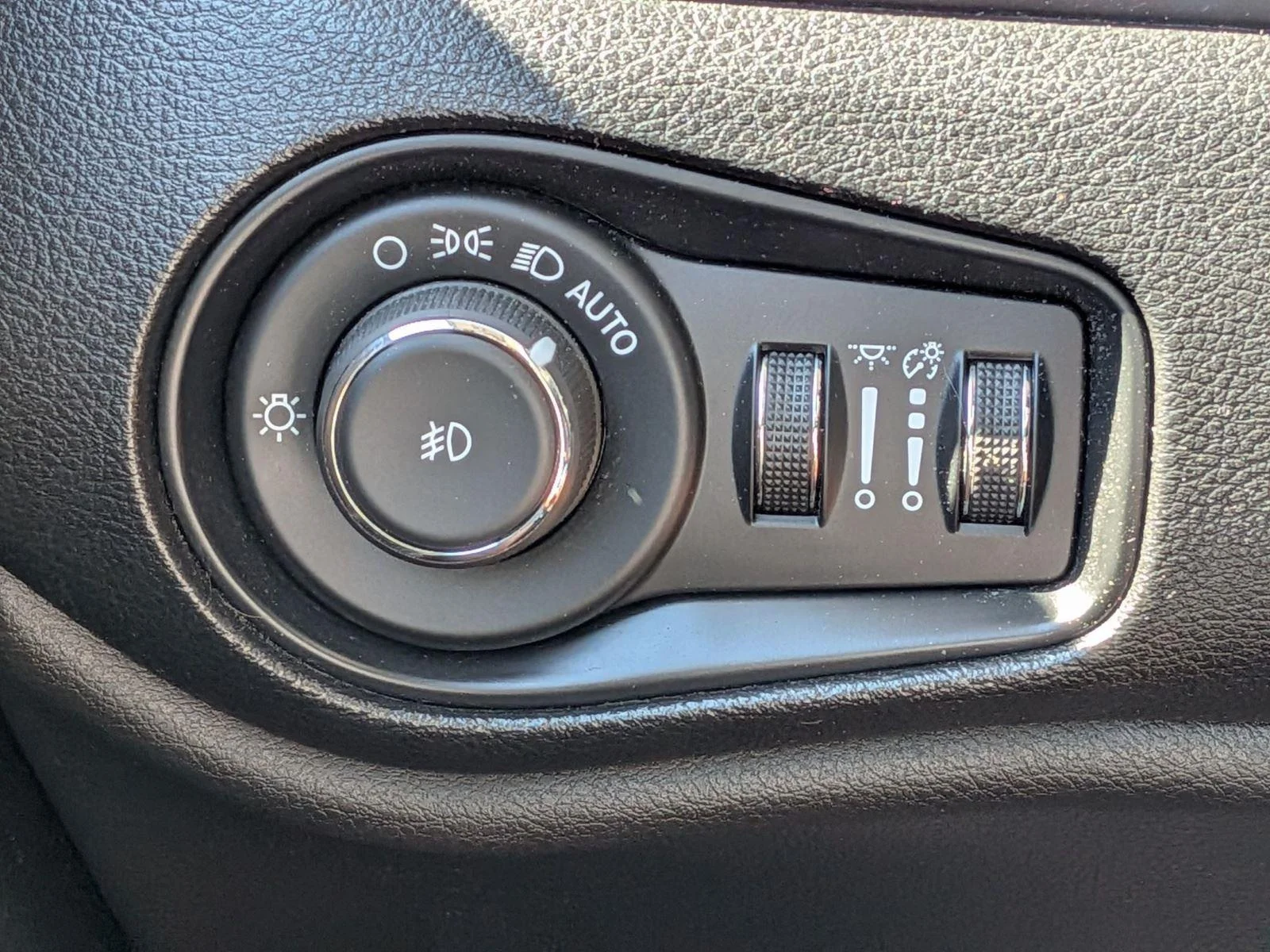 Used 2019 Solar Yellow Clearcoat Jeep Trailhawk image 18