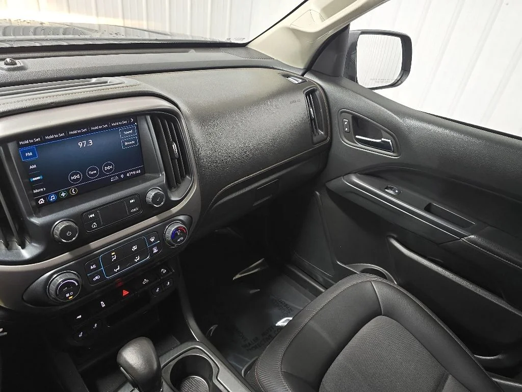 Used 2022 Black GMC AT4 w/Cloth image 25