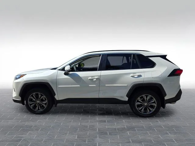 Used 2022 White Toyota XLE Premium image 4