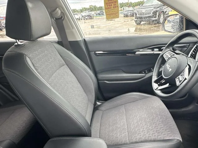Used 2025 White Kia S image 23