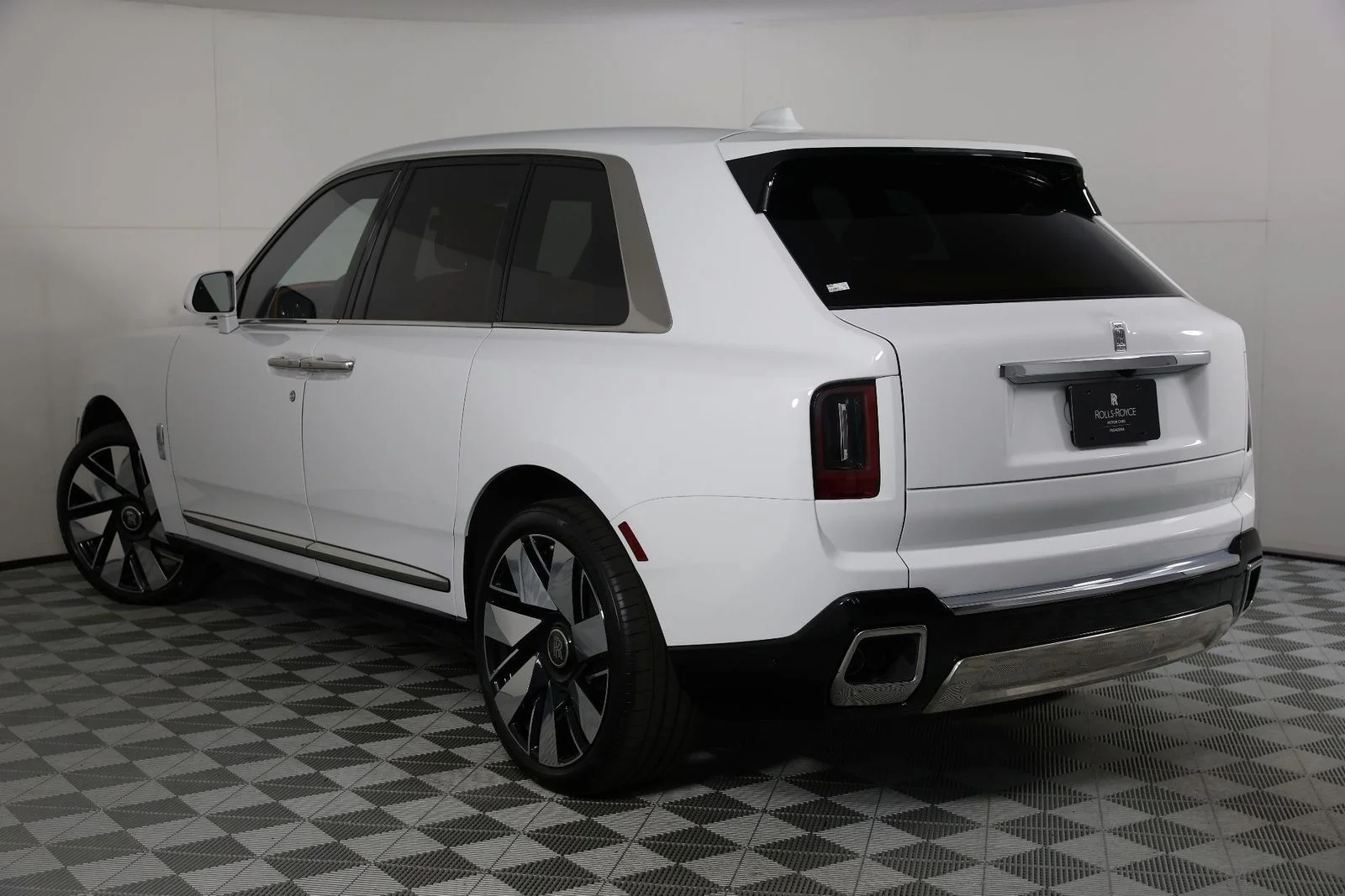 New 2026 Arctic White Rolls-Royce  image 3