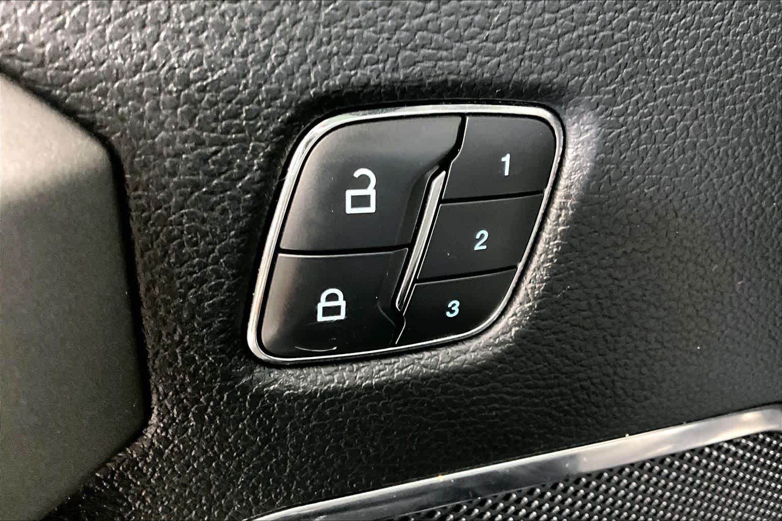Used 2017 White Platinum Metallic Tri-Coat Ford Platinum image 32