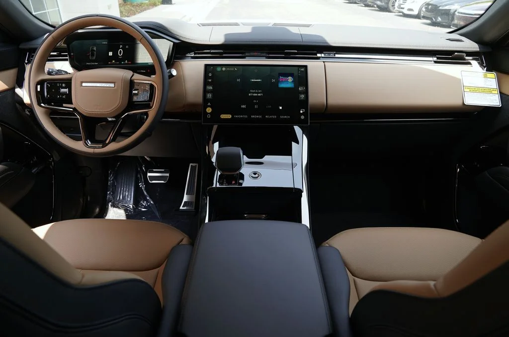 New 2026 Fuji White Land Rover Dynamic SE image 7