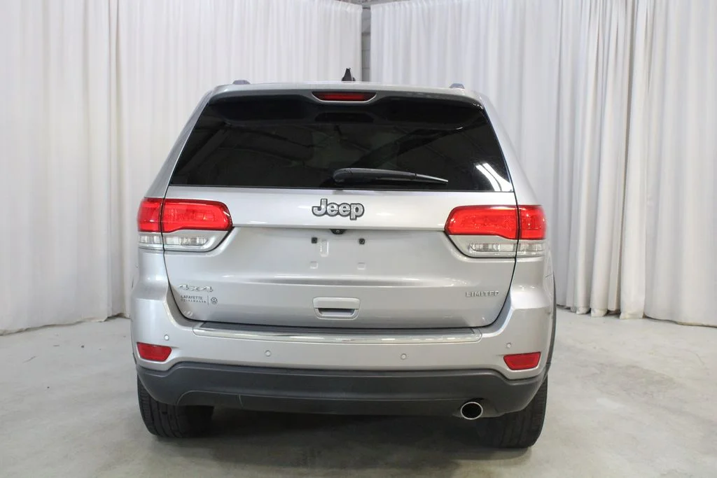 Used 2018 Silver Jeep Limited image 25