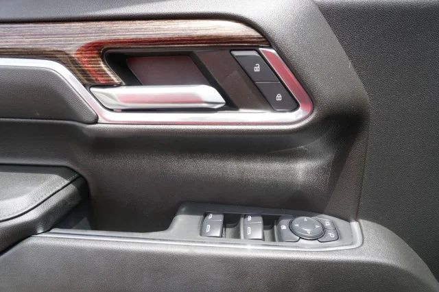 Used 2024  GMC Elevation image 12