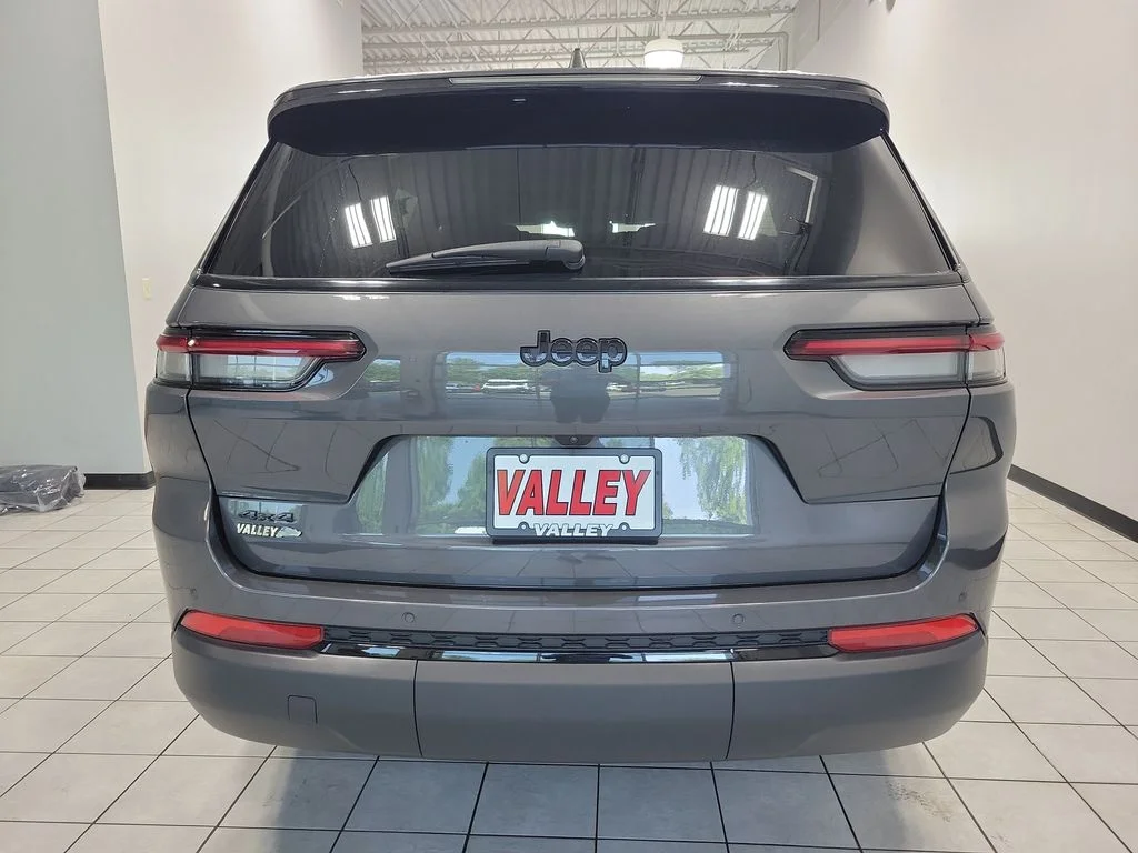 Used 2024 Gray Jeep Altitude X image 11