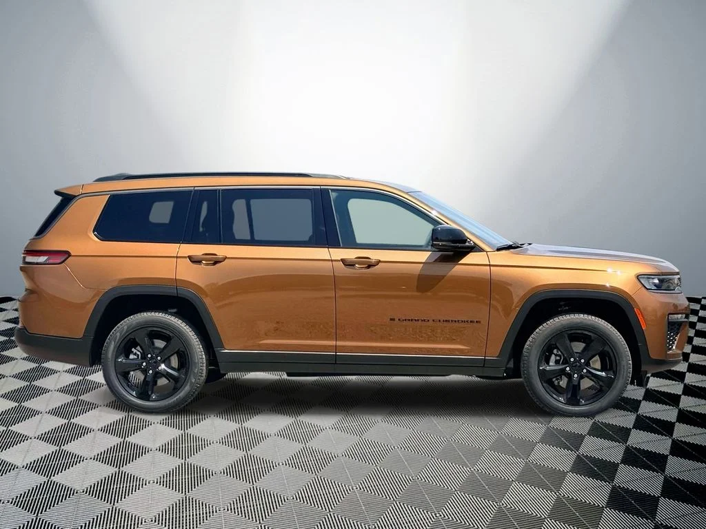 New 2026 Copper Shino Metallic Clear-Coat Exterior Paint Jeep Limited image 6