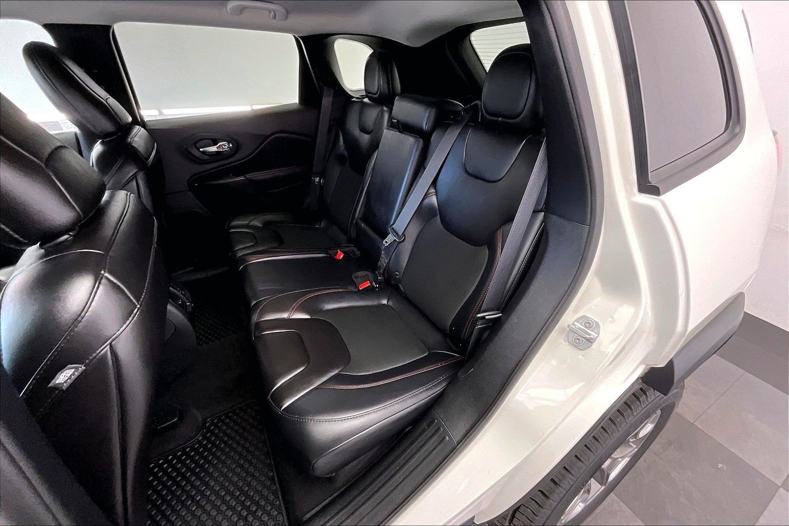 Used 2019 Pearl White Pearlcoat Jeep Trailhawk image 19