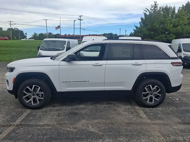 New 2027 White/off-white Jeep Laredo X image 4