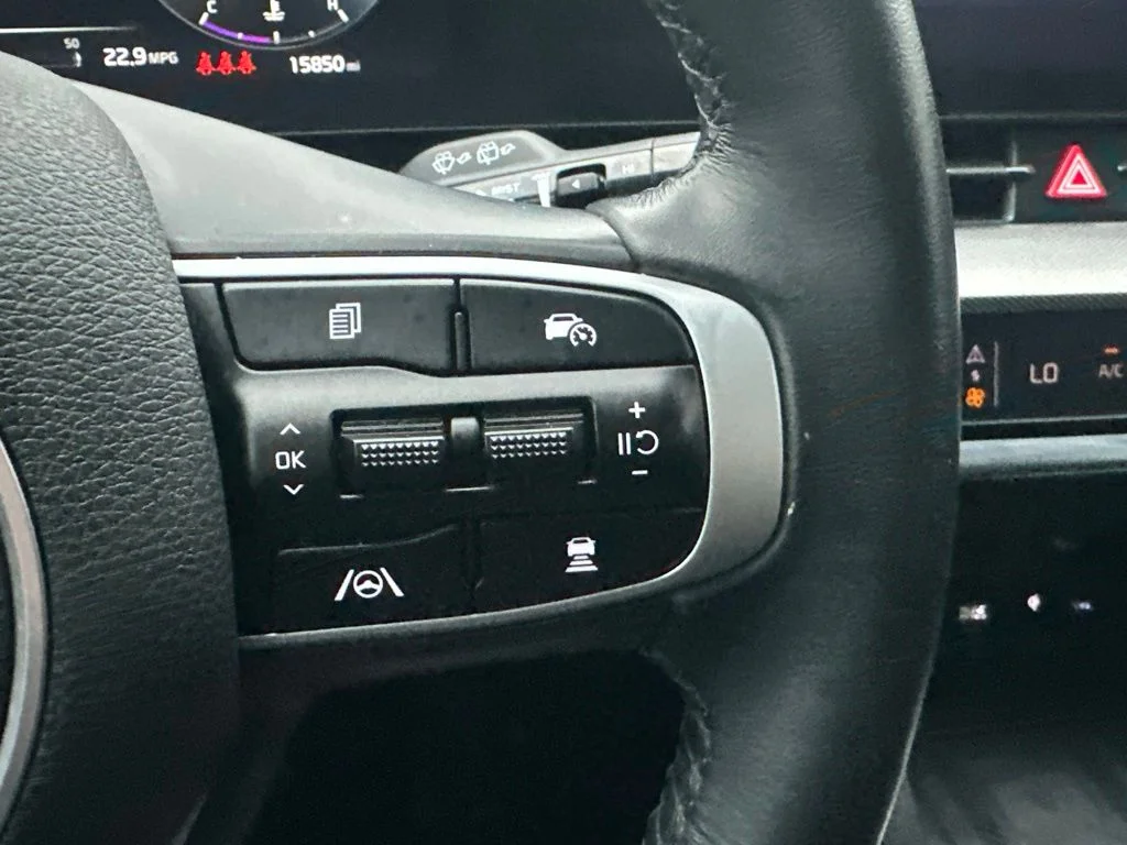 Used 2025 White Kia SX-Prestige image 15