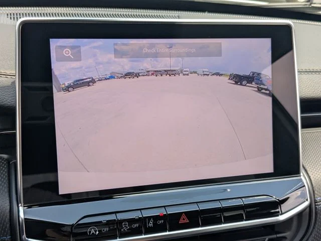 New 2026 Bright White Clear-Coat Exterior Paint Jeep Latitude image 18