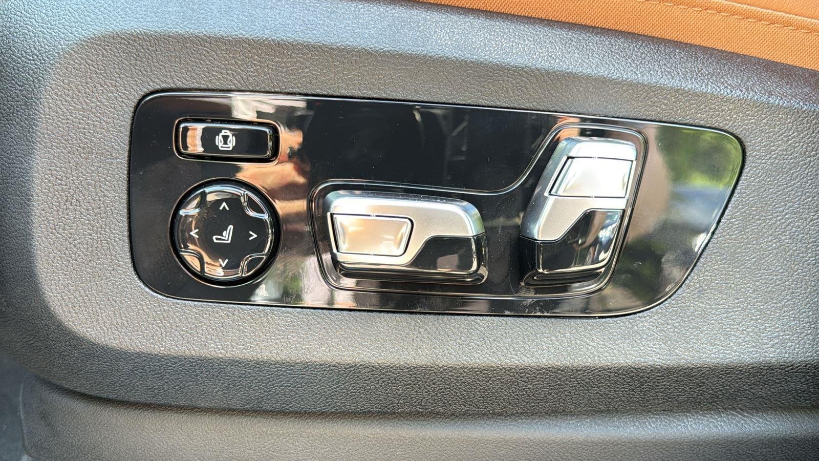 New 2026 Mineral White Metallic BMW xDrive40i image 11