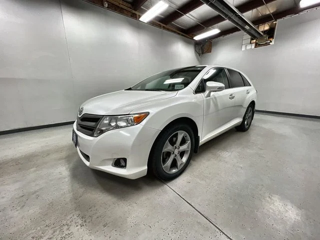 Used 2014 White Toyota XLE image 4
