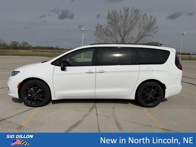 New 2026 Bright White Clear-Coat Exterior Paint Chrysler Select image 2