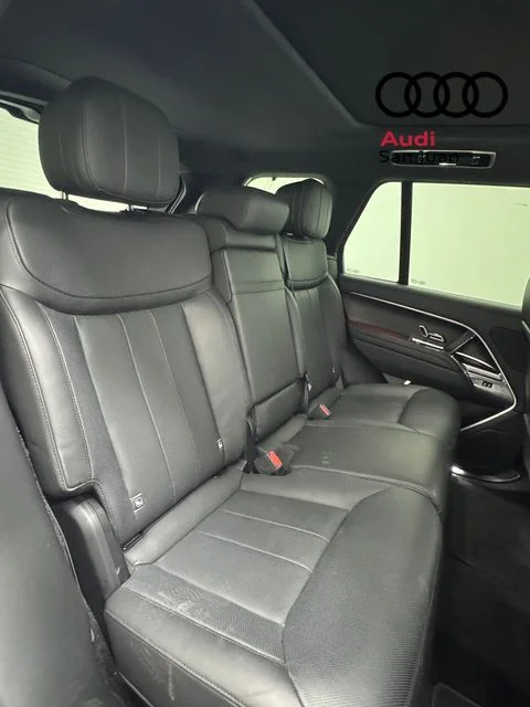Used 2023 White Land Rover SE image 29