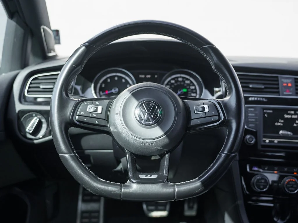 Used 2017  Volkswagen Base image 22