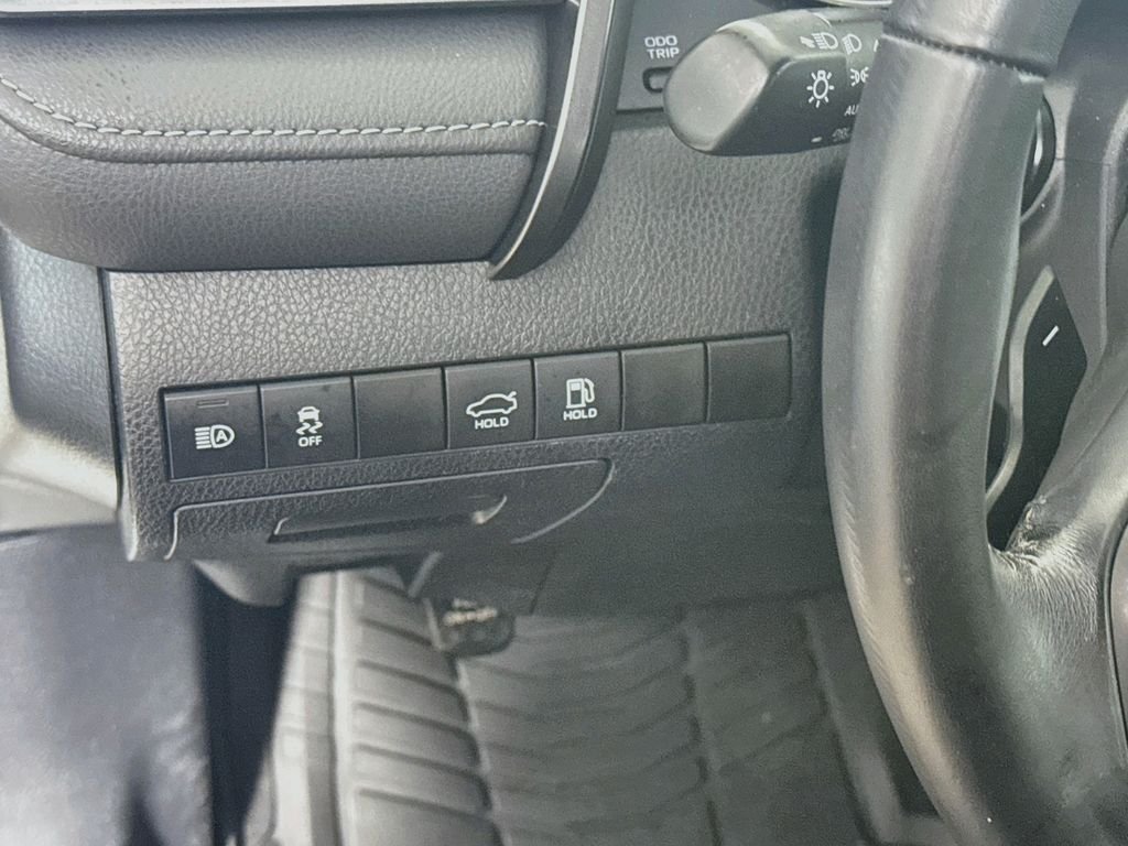 Used 2019 White Toyota  image 10