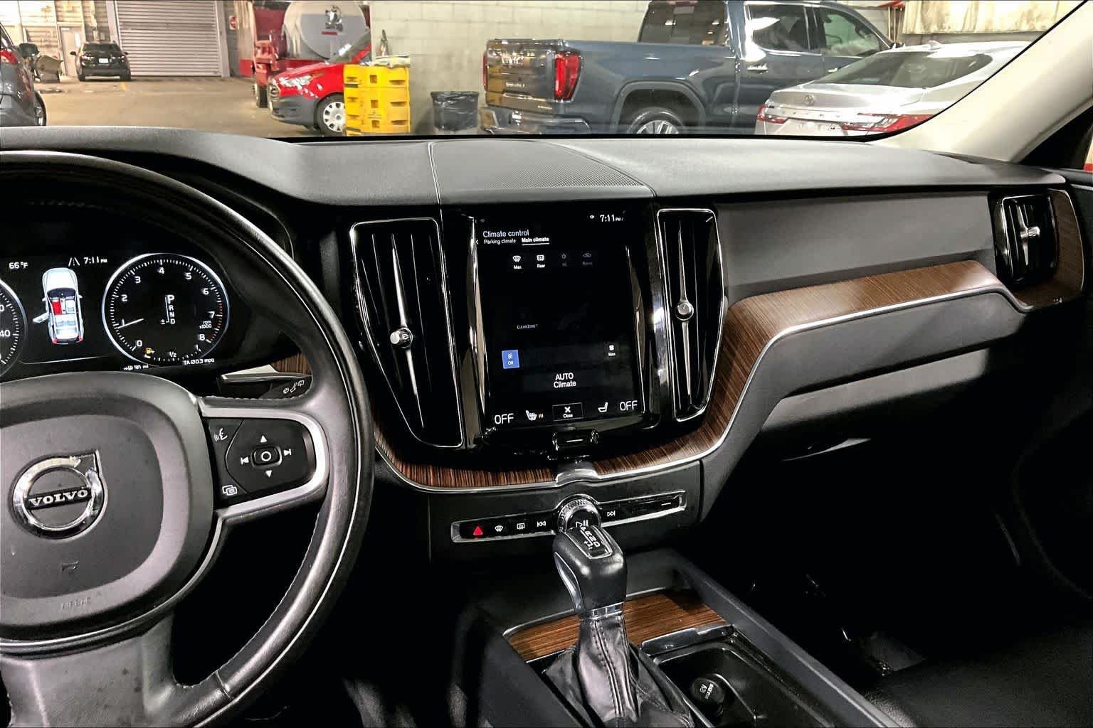 Used 2021 Onyx Black Metallic Volvo Momentum image 7