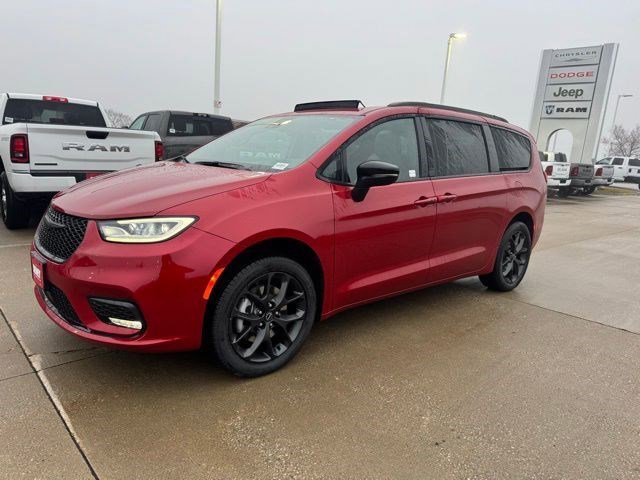 New 2026 Red Hot Pearl-Coat Exterior Paint Chrysler Limited image 3