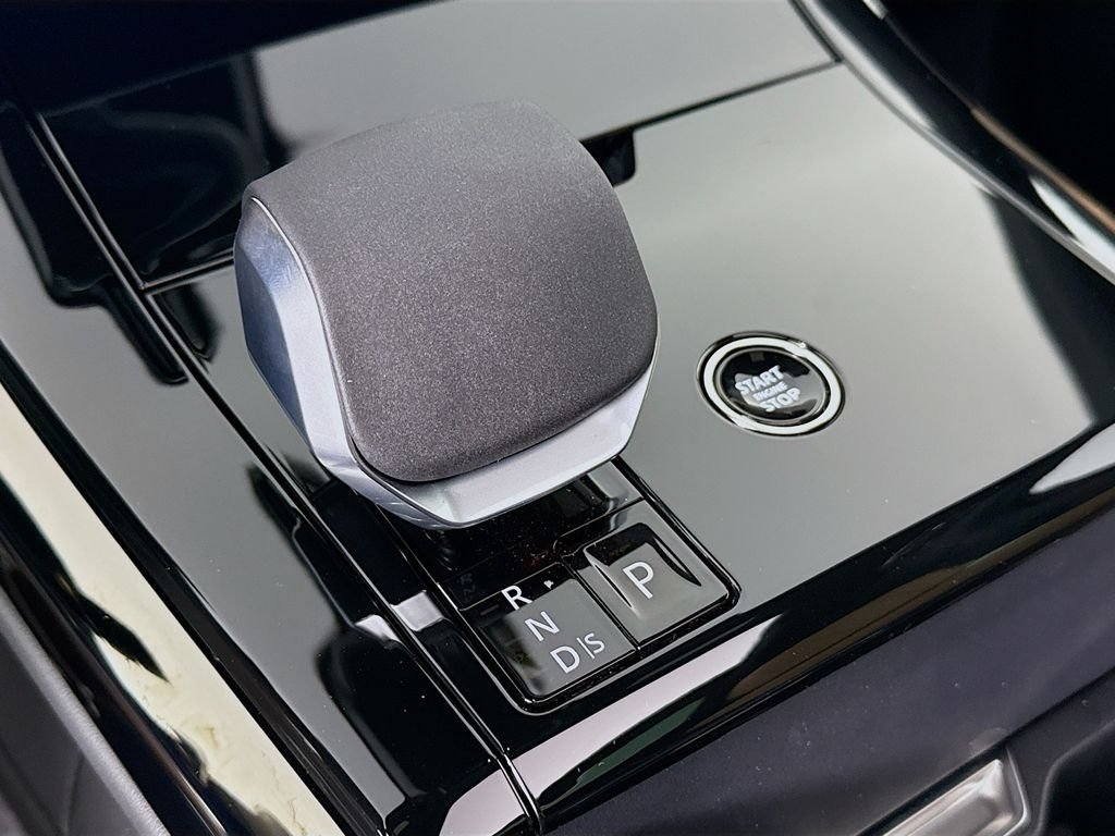 New 2026 Santorini Black Land Rover Dynamic SE image 18