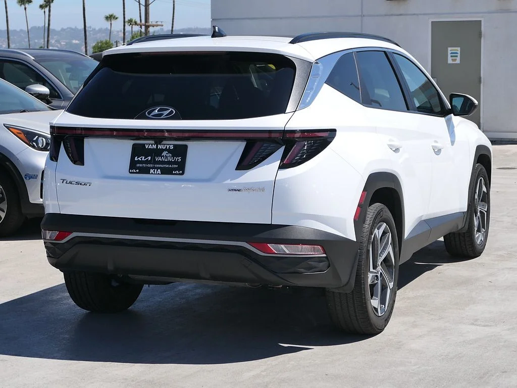 Used 2024 White Hyundai SEL Convenience image 3