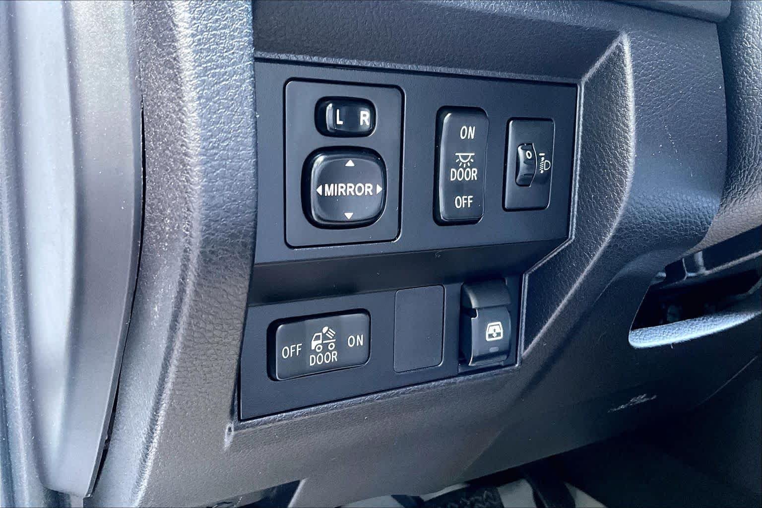 Used 2015 Super White Toyota SR5 image 31