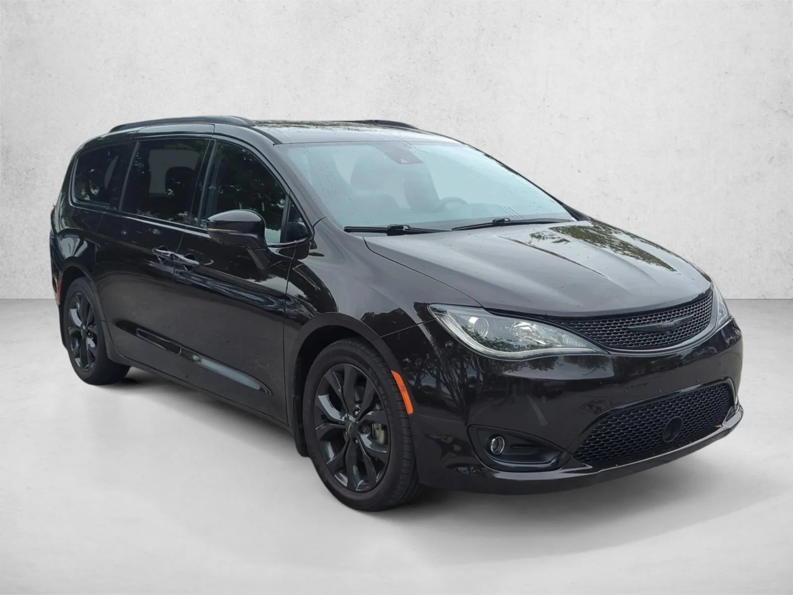 Used 2019 Dark Cordovan Pearlcoat Chrysler Limited image 3