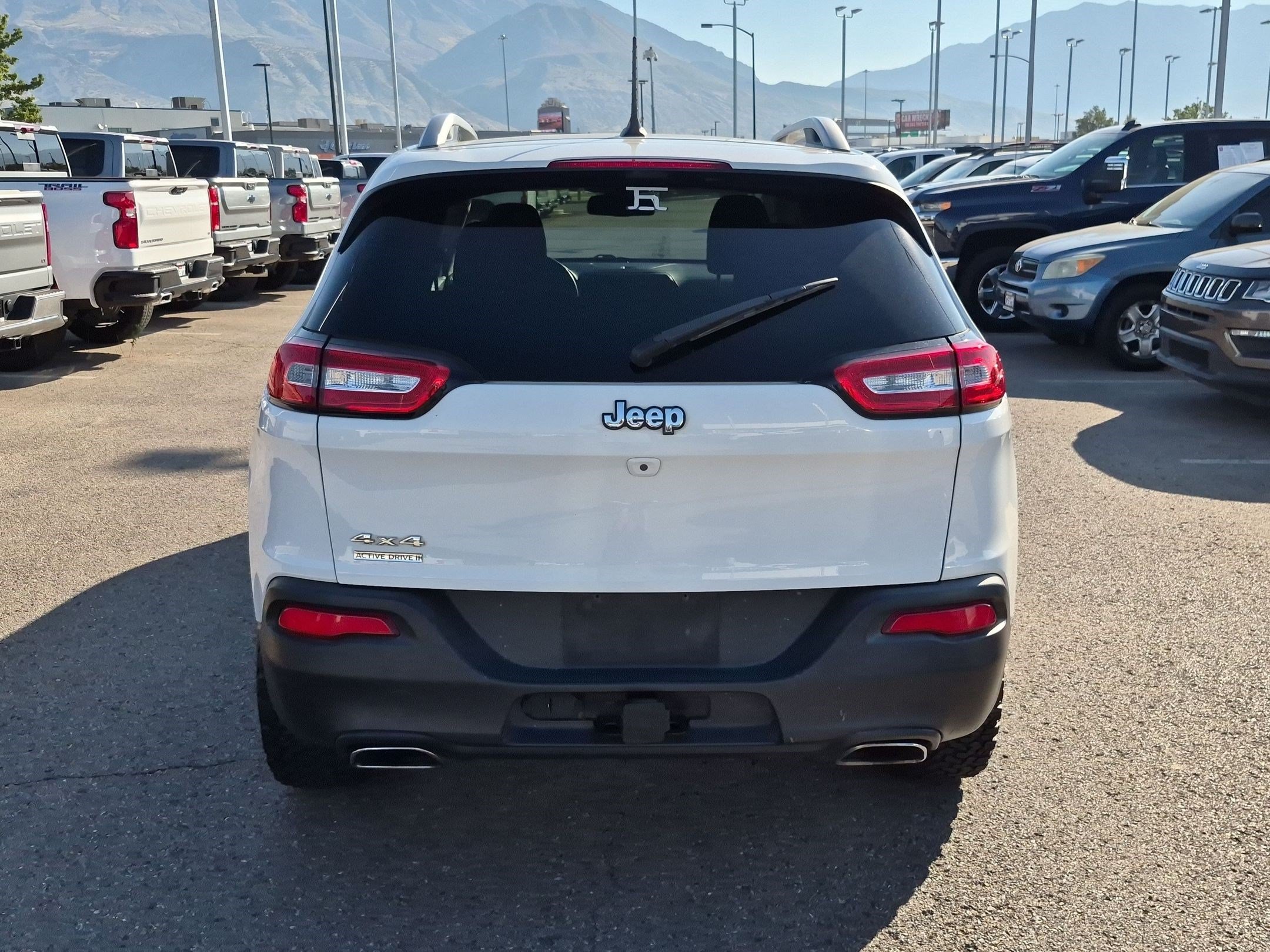 Used 2015 Bright White Clearcoat Jeep Latitude image 4