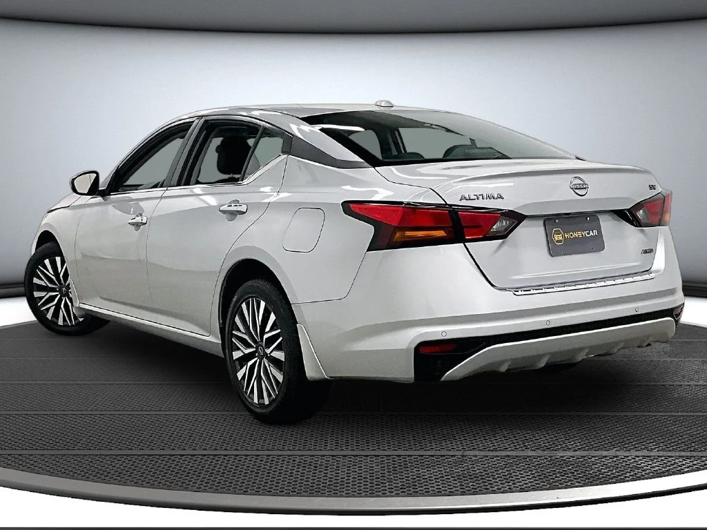 Used 2023 Silver Nissan 2.5 SV image 4