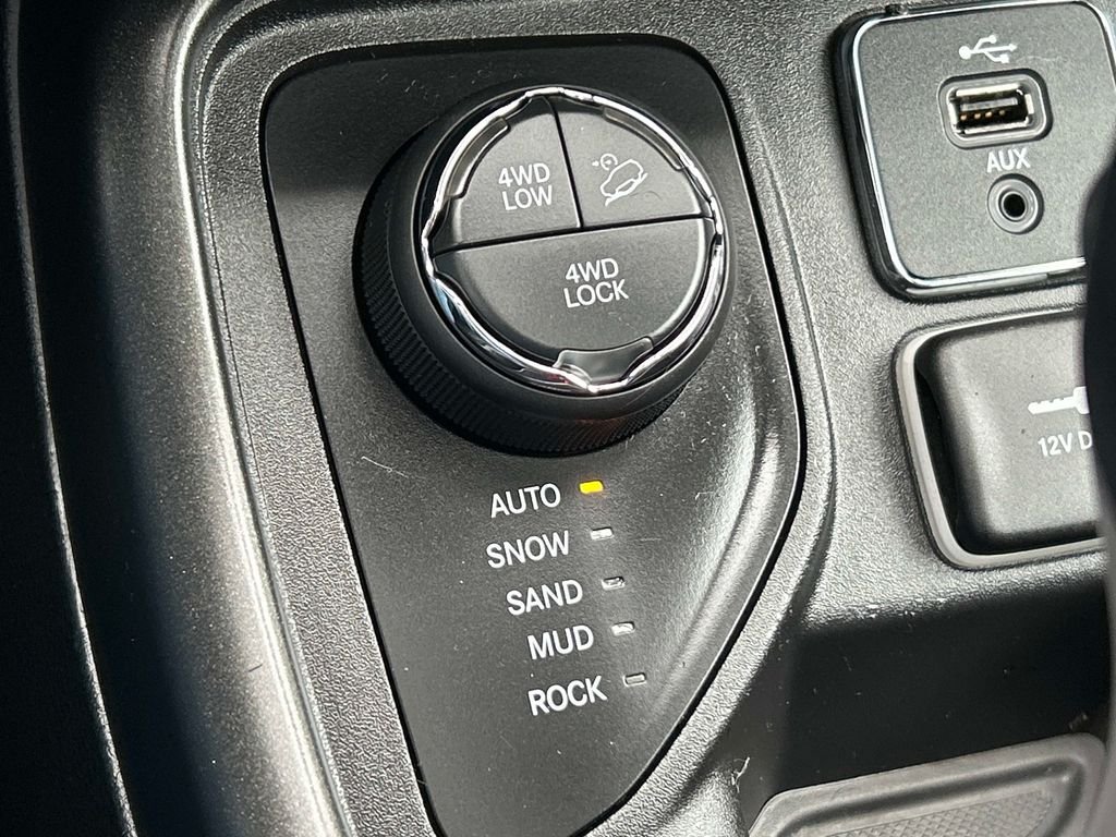 Used 2018 White Jeep Trailhawk image 26