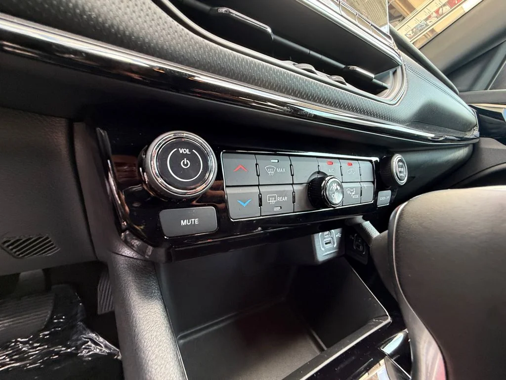 Used 2026 Black Jeep Latitude image 23