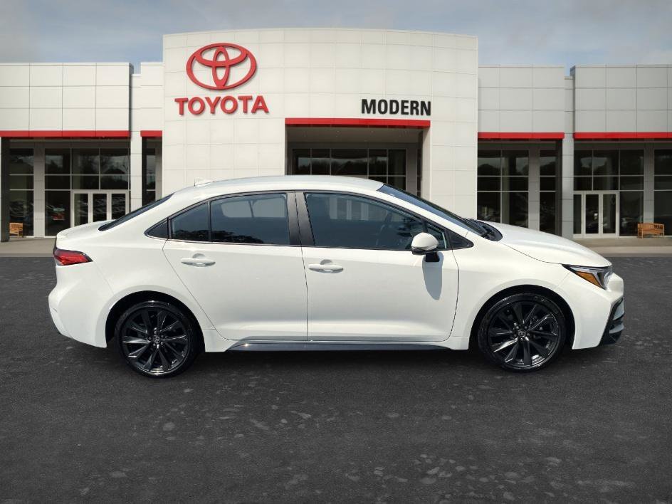 Used 2025 Ice Toyota SE image 4