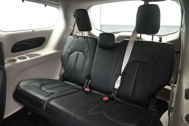 Used 2017 Gray Chrysler Touring L Plus image 19