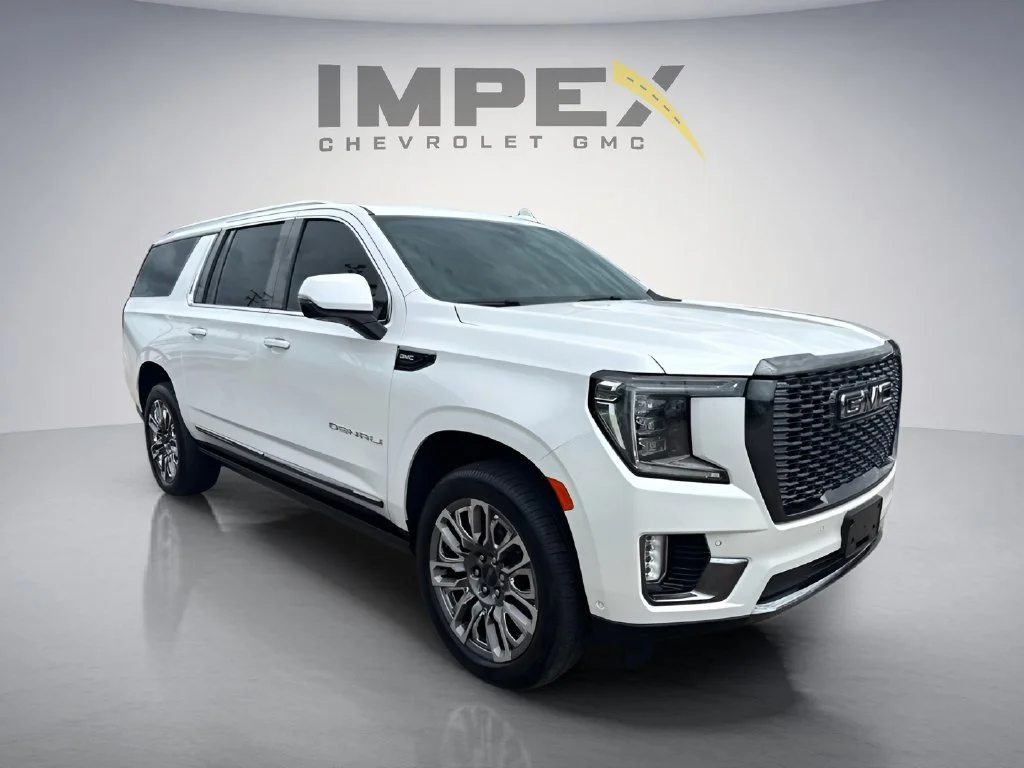 Used 2023 White Frost Tricoat GMC Denali Ultimate image 7