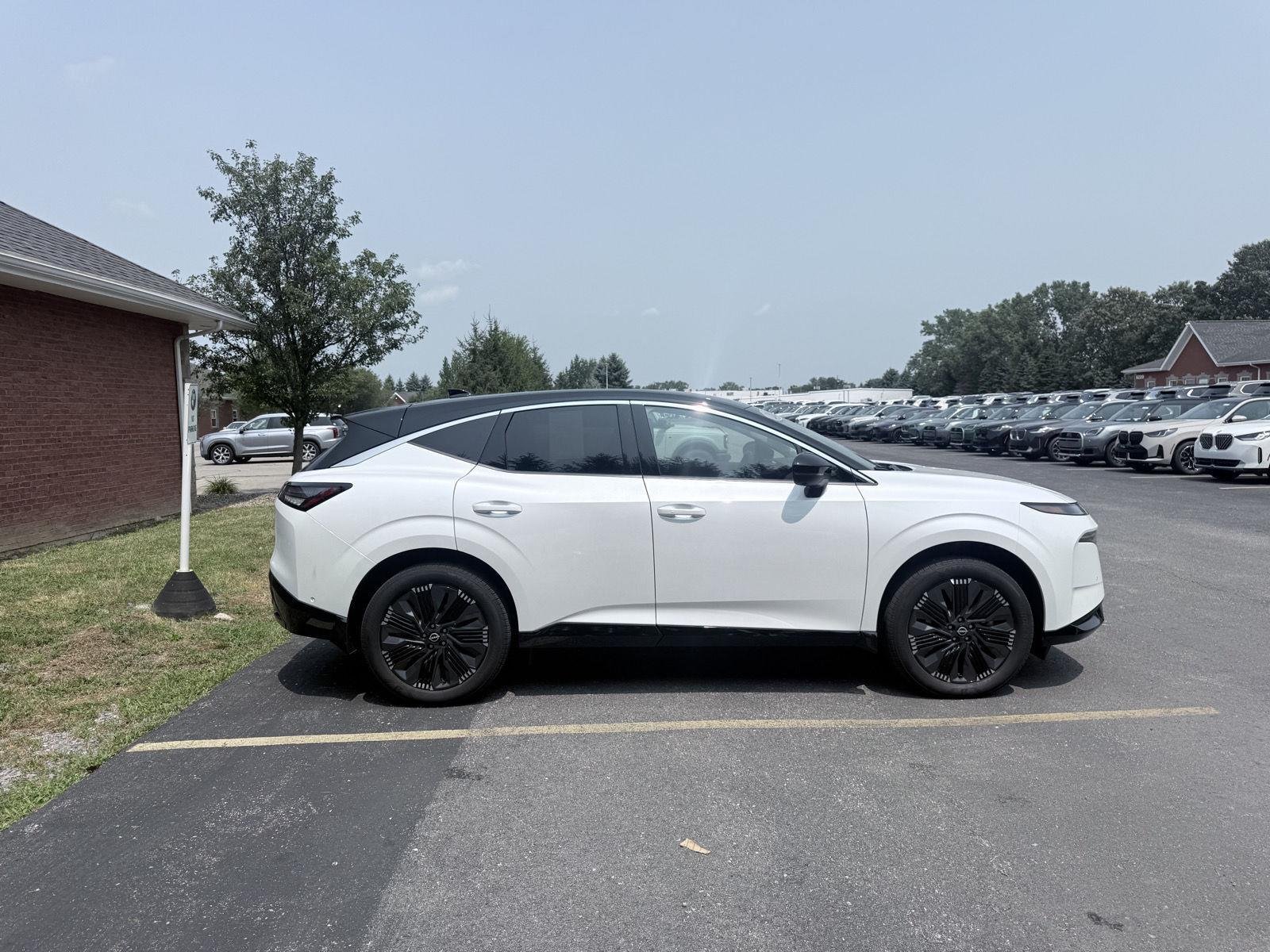 Used 2025 Everest White Pearl Tricoat/Super Black Nissan Platinum image 8