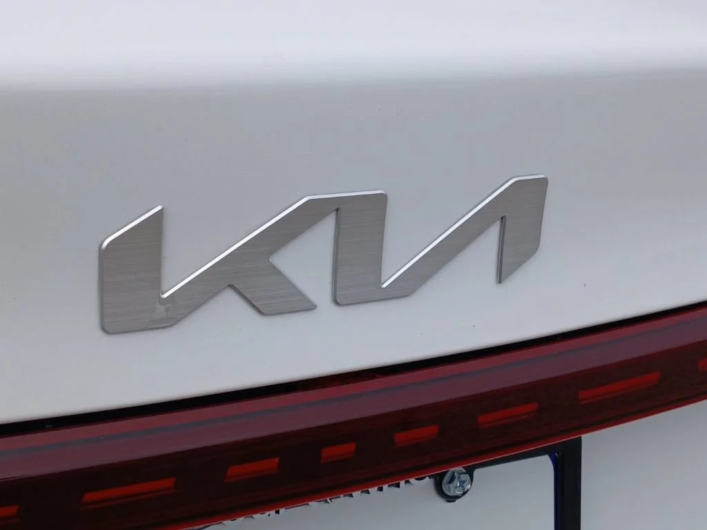 Used 2023 White Kia LXS image 30
