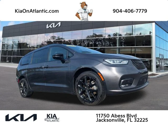 2023 Chrysler Pacifica Limited AWD's photo