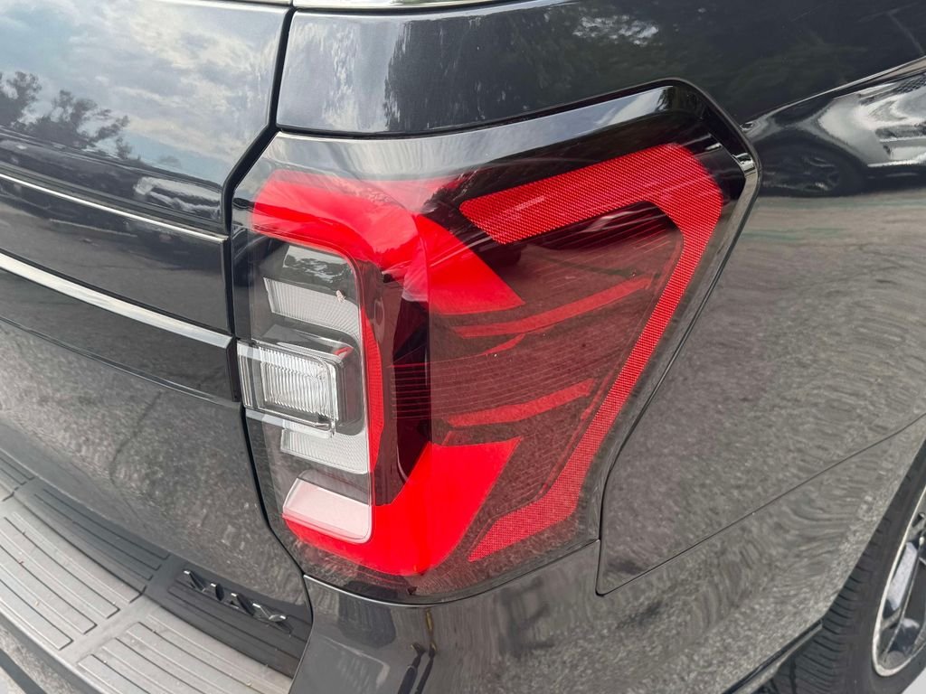 Used 2022  Ford Limited image 10