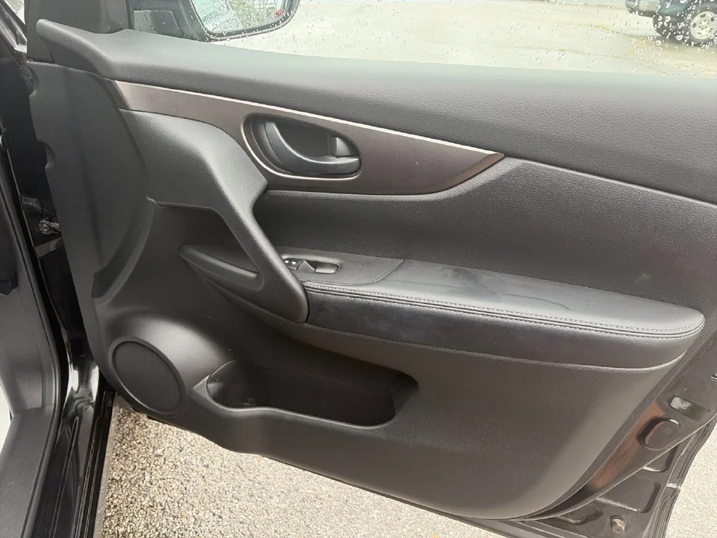 Used 2018 Black Nissan S image 19