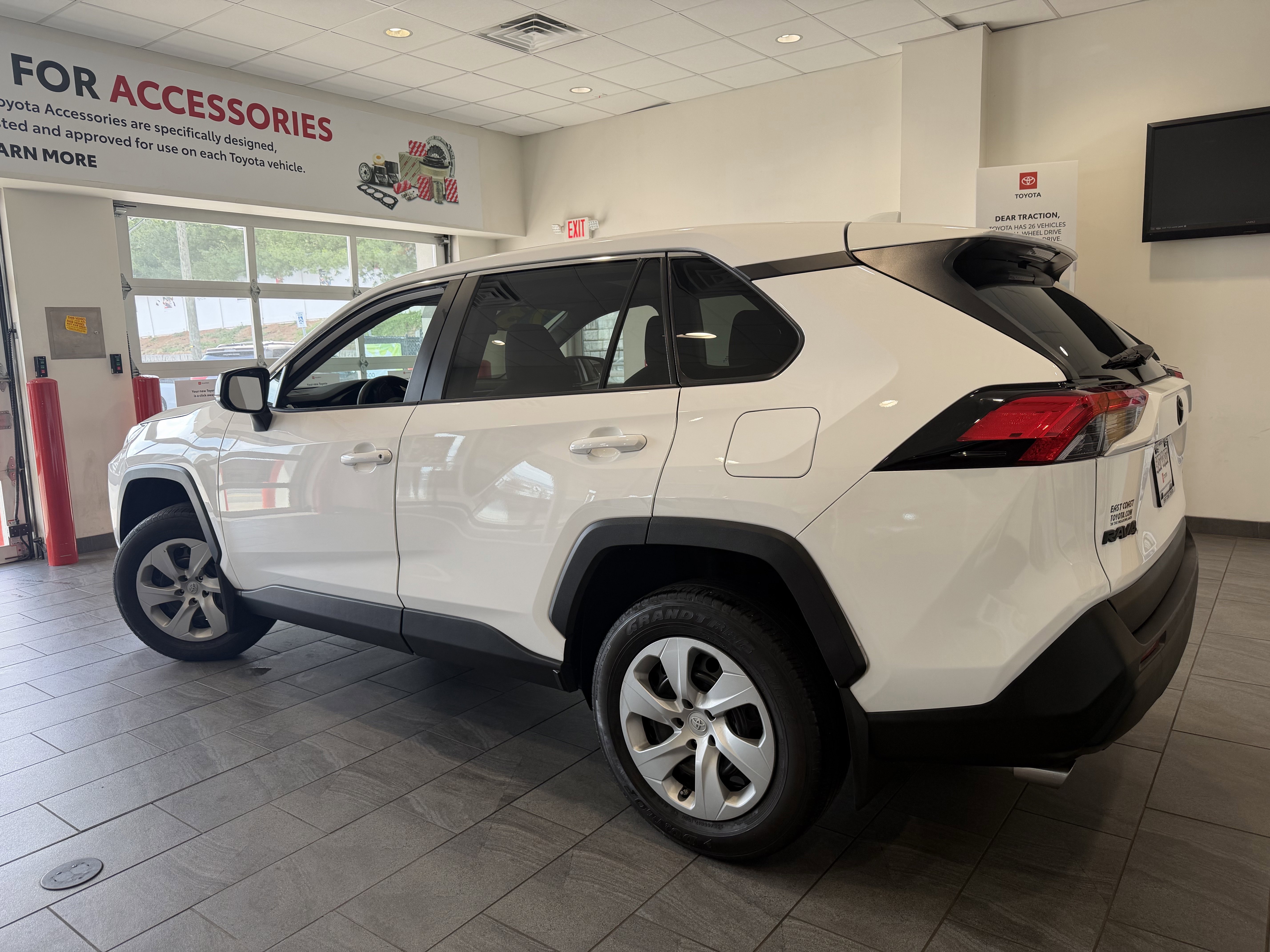 Used 2023 ICE CAP Toyota LE image 4