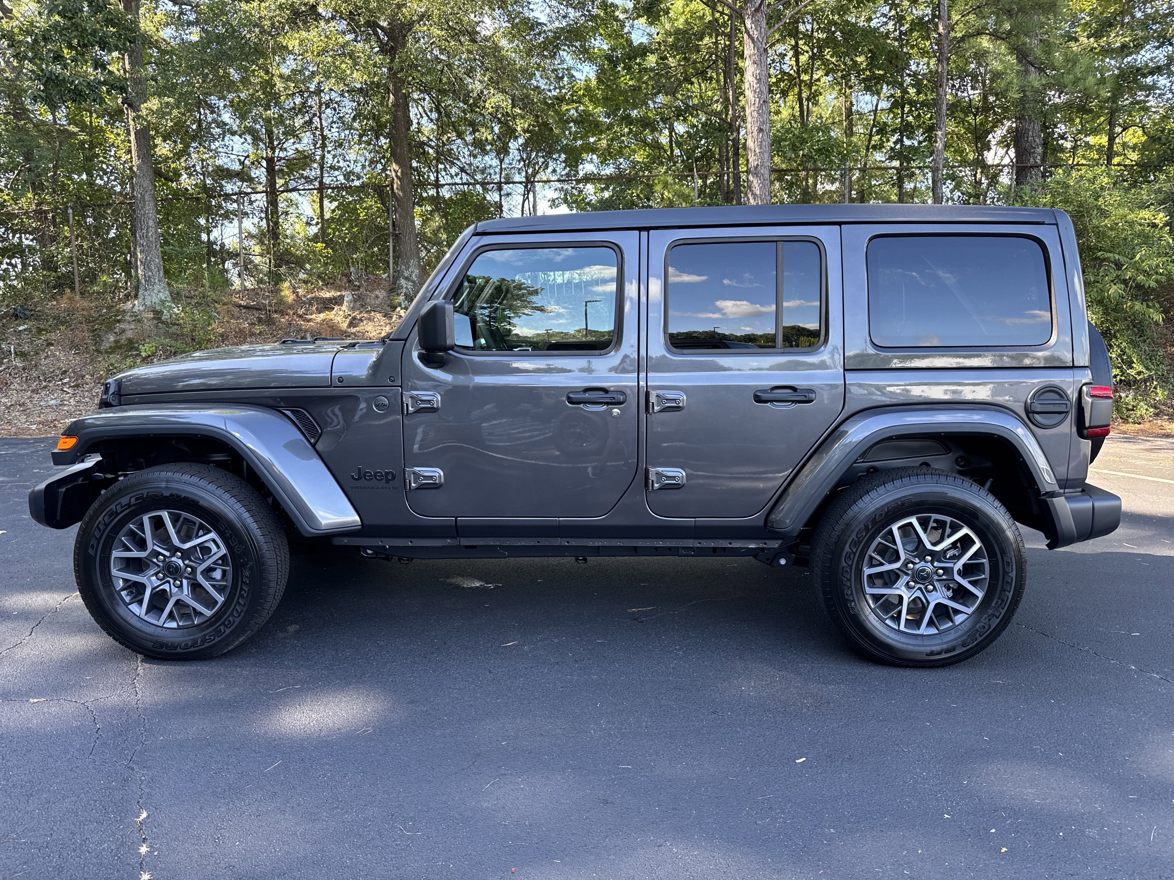 New 2025 Granite Crystal Metallic Clear-Coat Exterior Paint Jeep Sahara image 4