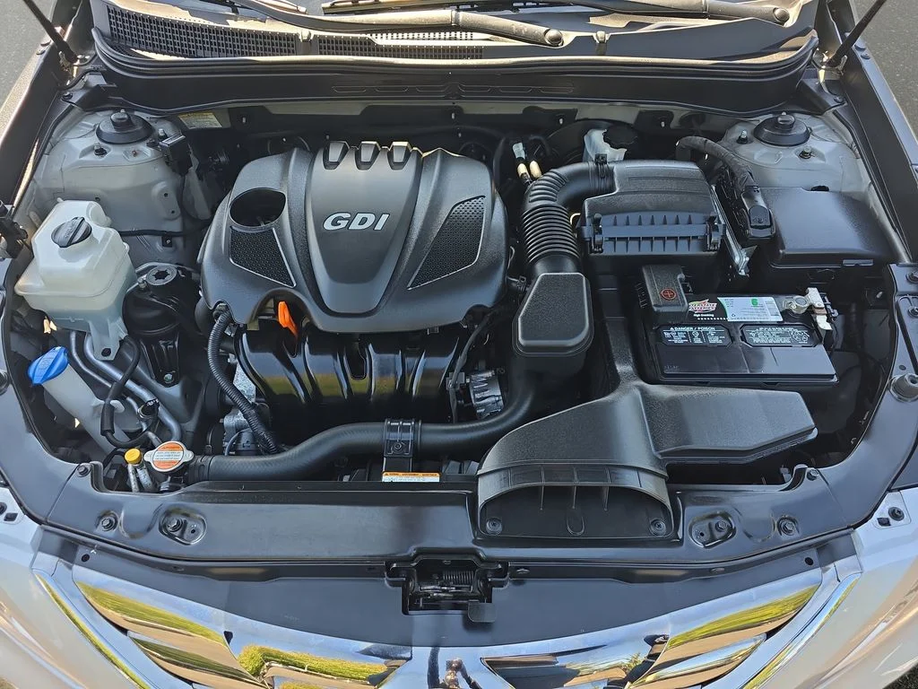 Used 2011 Silver Hyundai SE image 30