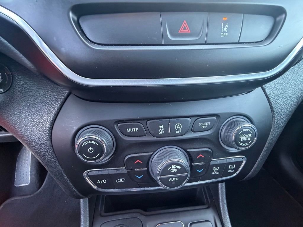 Used 2022 Bright White Clearcoat Jeep Latitude Lux image 29