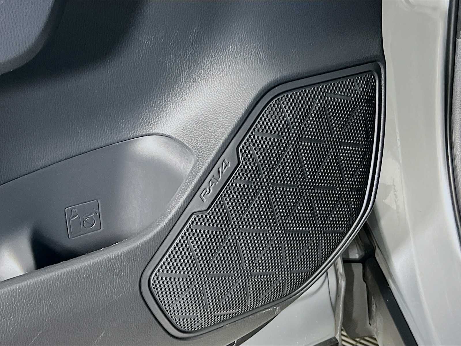 Used 2025 Silver Sky Metallic Toyota XLE image 18